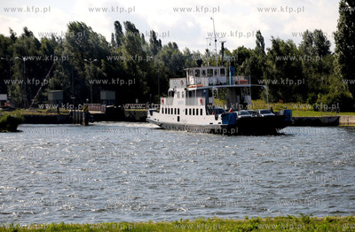 Gdansk. Prom kursujacy miedzy Nowym Porcie a Wisloujsciem.
09.08.2011

fot....