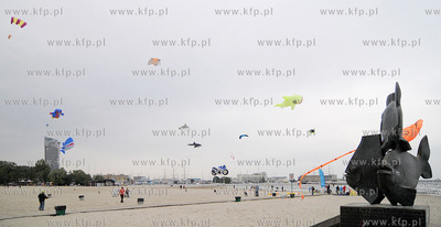 Przepiekne latawce wielkie i mniejsze krolowaly na...