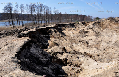 Koscierzyna. Nielegalne wyrobisko piachu i dzikie wysypisko...
