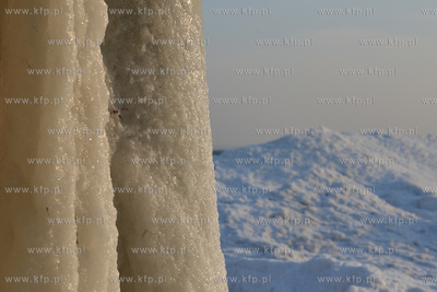 Gdynia Orlowo w zimowej szacie. Oblodzone filary orlowskiego...