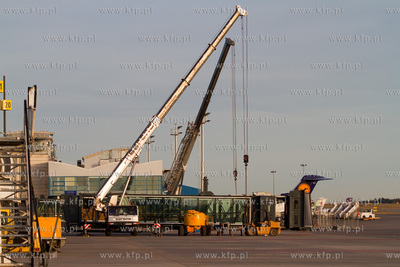 Przymiarka do instalacji rekawow przy terminalu pasazerskim...