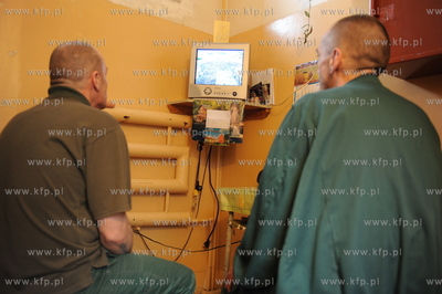 Wiezniowie osadzeni w Zakladzie Karnym w Sztumie ogladaja...