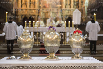 Pelplin. Msza Swieta Krzyzma w Wielki Czwartek w Bazylice...