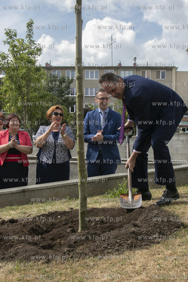 Uroczyste posadzenie magnolii na placu Jana Pawła...