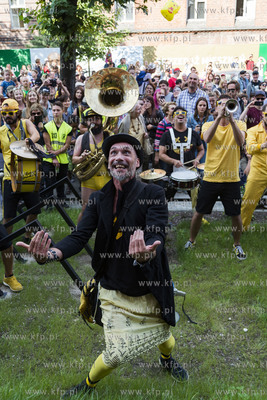 Gdańsk. Festiwal teatrów Ulicznych FETA. Always Drinking...