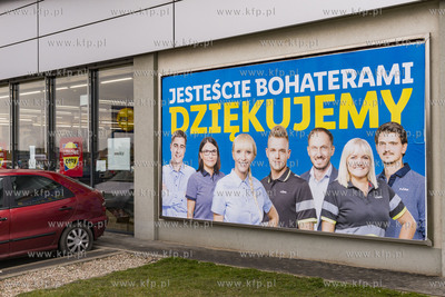 Chwaszczyno, wieś na Kaszubach. Baner "Jesteście...