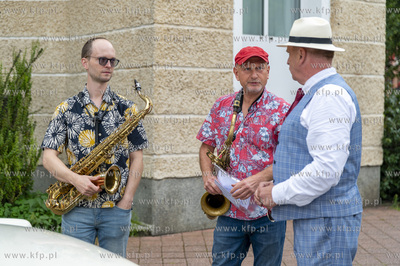 Sopot. Parada ulicą Bohaterów Monte Cassino do muszli...