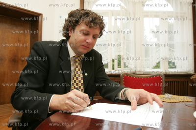 Prezydent Sopotu Jacek Karnowski rozwiazuje testy Faktu.
30.09.2005
fot....
