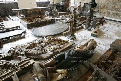 Uratowane zabytki ze spalonego kosciola sw. Katarzyny...