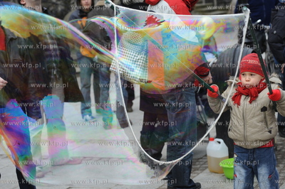 Festiwal baniek mydlanych w Gdansku na Dlugim Targu....