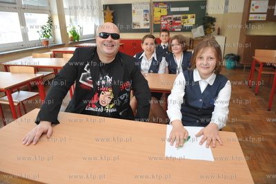 Krzysztof Skiba odwiedzil Szkole Podstawowa nr 50 im....