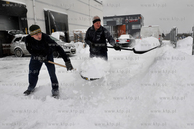 Obfite opady sniegu w Gdansku. Nz. Pracownicy firmy...
