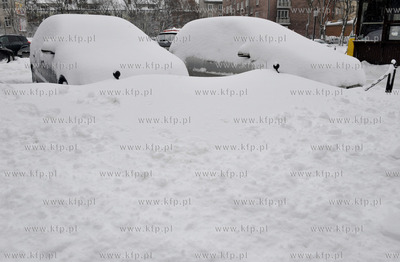 Gdansk. Zasniezone samochodyna parkingu  na ul. Katarzynski.
13.12.2010
fot....