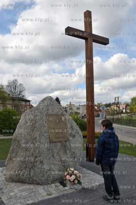 LIpusz na Kaszubach. Obelisk i krzyz poswiecony pamieci...