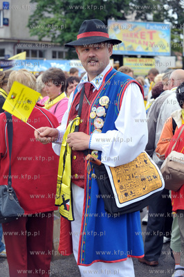 XIII Swiatowy Zjazd Kaszubow w Leborku. Barwny korowod...