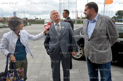 Prezydent Lech Walesa zwiedza stadion PGE Arena w Gdansku....