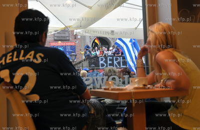 Ulica Dluga w Gdansku. Nz para siedzaca w Cukierni...