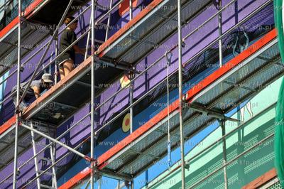 Na bocznej fasadzie bloku na ulicy Skarzynskiego 10a...