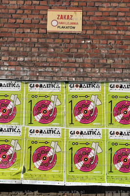 Gdańsk Wrzeszcz. Zakaz plakatowania i plakaty nalepione...