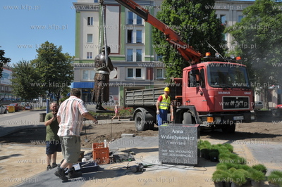 Montaz pomnika Anny Walentynowicz na skwerze jej imienia...
