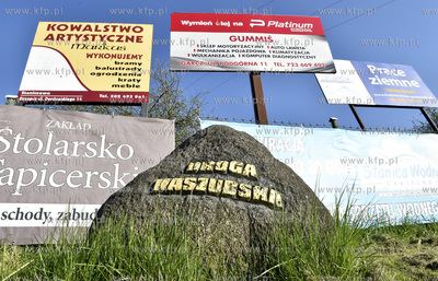 Garcz, gmina Chmielno. Bannery reklamowe na płocie...