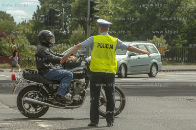 Policjant kieruje ruchem na Węźle Unii Europejskiej...