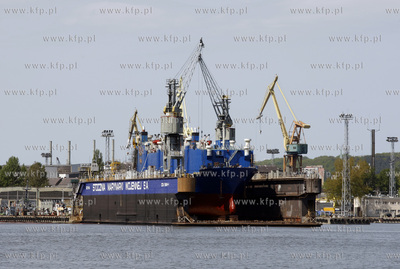 Gdynia. Stocznia Marynarki Wojennej. 16.05.2008 fot....