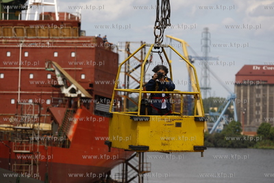 Wodowanie statku Combi Dock II w Stoczni Gdansk. Nz...