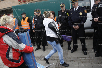 Gdansk. Urzednicy miejscy w asyscie funkcjonariuszy...