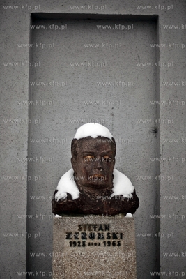 Gdansk Nowy Port. Popiersie Stefana Zeromskiego przed...