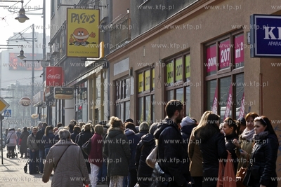 Gdynia Tlusty czwartek. Kolejka po paczki do cukerni...