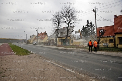 Wyburzanie domow przy ul.Uczniowskiej 23 i 27 w Gdansku...