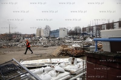Wyburzanie hal wystawienniczych Miedzynarodowych Targow...
