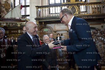 Dwor Artusa. Uroczysta sesja Rady Miasta Gdanska. Wreczenie...