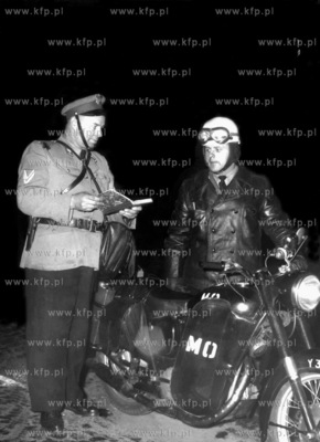 Funkcjonariusze Milicji Obywatelskiej noca patrolujacy...