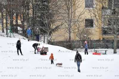 Dzieci zjeżdżają na sankach na placu zabaw na Chełmie...
