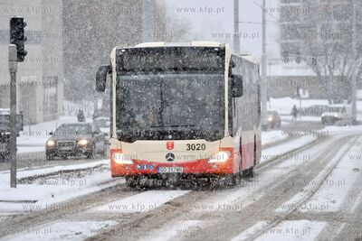 Zima w Gdańsku. Przystanek autobusowo - tramwajowy...