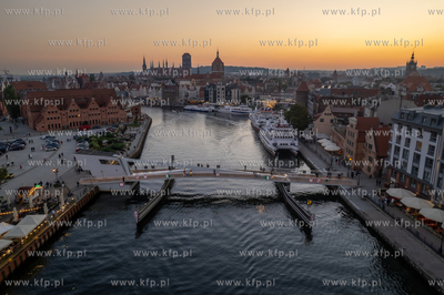Panorama Gdańska widok na Motławę i kładkę zwodzoną....