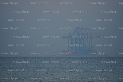 Statek Zhen Hua 36 z czterema potężnymi suwnicami...