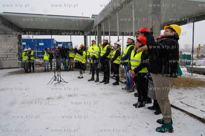 Piecki - Migowo. Zawieszenie wiechy na budowanej szkole...
