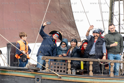 Zlot żaglowców Baltic Sail w Gdańsku. Parada jedostek...