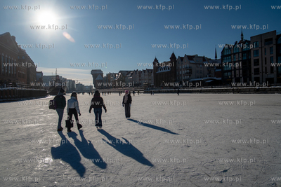 Spacery po skutej lodem Motławie w Gdańsku. 02.02.2026...
