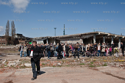 Wspolne zdjecie pod zespolem dwoch pochylni na terenie...