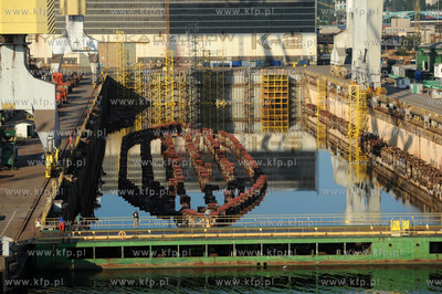 Stocznia Gdynia. Napelniony woda najwiekszy suchy dok...