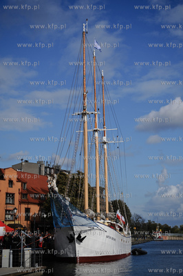 Gdansk. Nabrzeze Targu Rybnego. Chrzest Zaglowca- Kapitan...