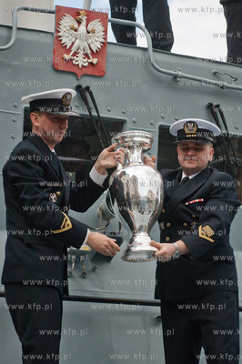 Marynarze okretu rakietowego ORP Orkan transportuja...