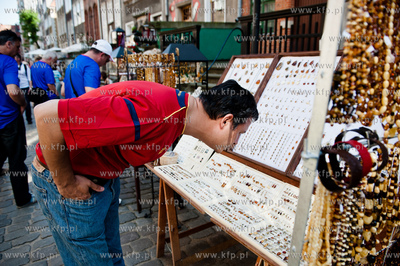 Gdansk. Ulica Mariacka. Hiszpanski kibic przed meczem...