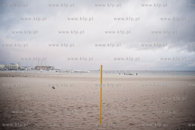 Gdynia. Jesienna, deszczowa pogoda na plazy miejskiej...