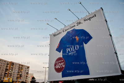 Gdansk. Nowo postawiona, tablica reklamowa, ktora spowodowala...