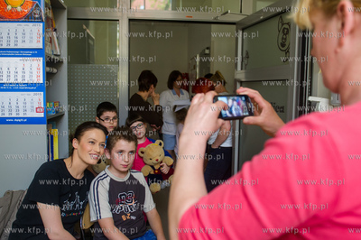 Gdansk.  Magdalena Rozczka odwiedzila dzieci w Klinice...